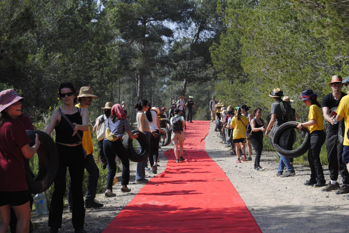 🌱🚩 𝙎𝙤𝙢 𝙡𝙖 𝙩𝙚𝙧𝙧𝙖 𝙦𝙪𝙚 𝙚𝙨 𝙧𝙚𝙫𝙤𝙡𝙩𝙖!

Passem a l'acció per defensar el territori, aturem la construcció d'una macroplanta de bateries elèctriques a Mont-roig del Camp.

Acabem amb el capitalisme, només hi ha futur si el construïm nosaltres!