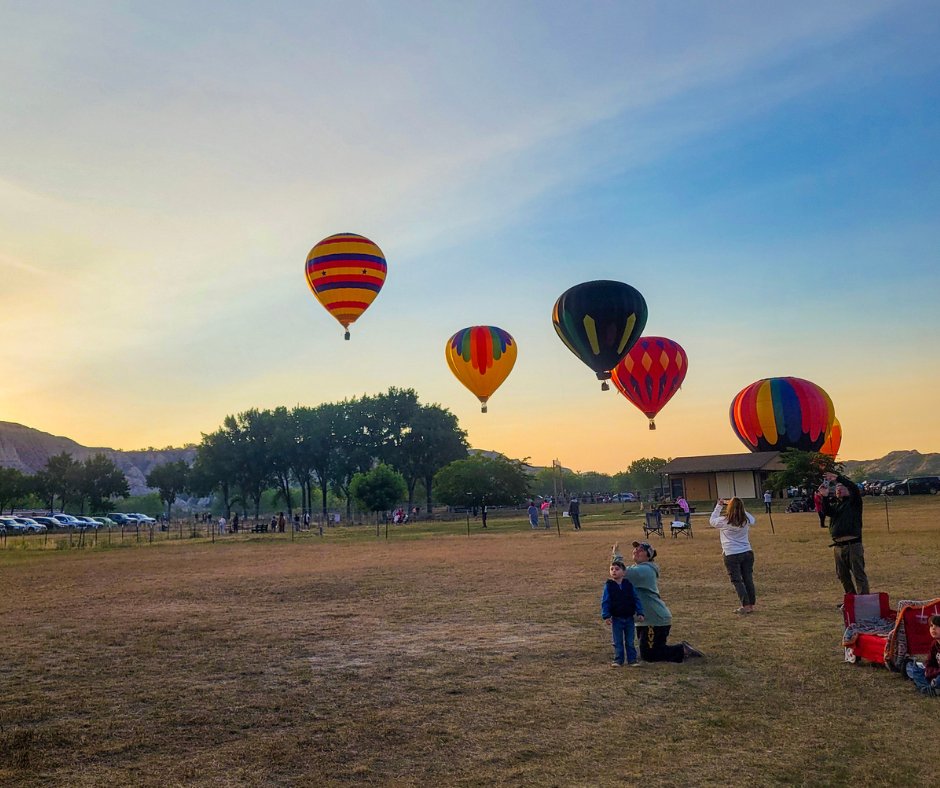 Find The Good Life (@goodlifend) on Twitter photo There’s always something going on around here, whether it's street fairs in Fargo or kite festivals in Jamestown. 🎪 What’s your favorite weekend event?
📍: <a href="/thecityoffargo/">The City of Fargo</a> Street Fair, Stutsman County Fair, Jamestown Kite Festival, <a href="/MedoraND/">Medora, ND</a> Hot Air Balloon Rally There’s always something going on around here, whether it's street fairs in Fargo or kite festivals in Jamestown. 🎪 What’s your favorite weekend event?
📍: <a href="/thecityoffargo/">The City of Fargo</a> Street Fair, Stutsman County Fair, Jamestown Kite Festival, <a href="/MedoraND/">Medora, ND</a> Hot Air Balloon Rally