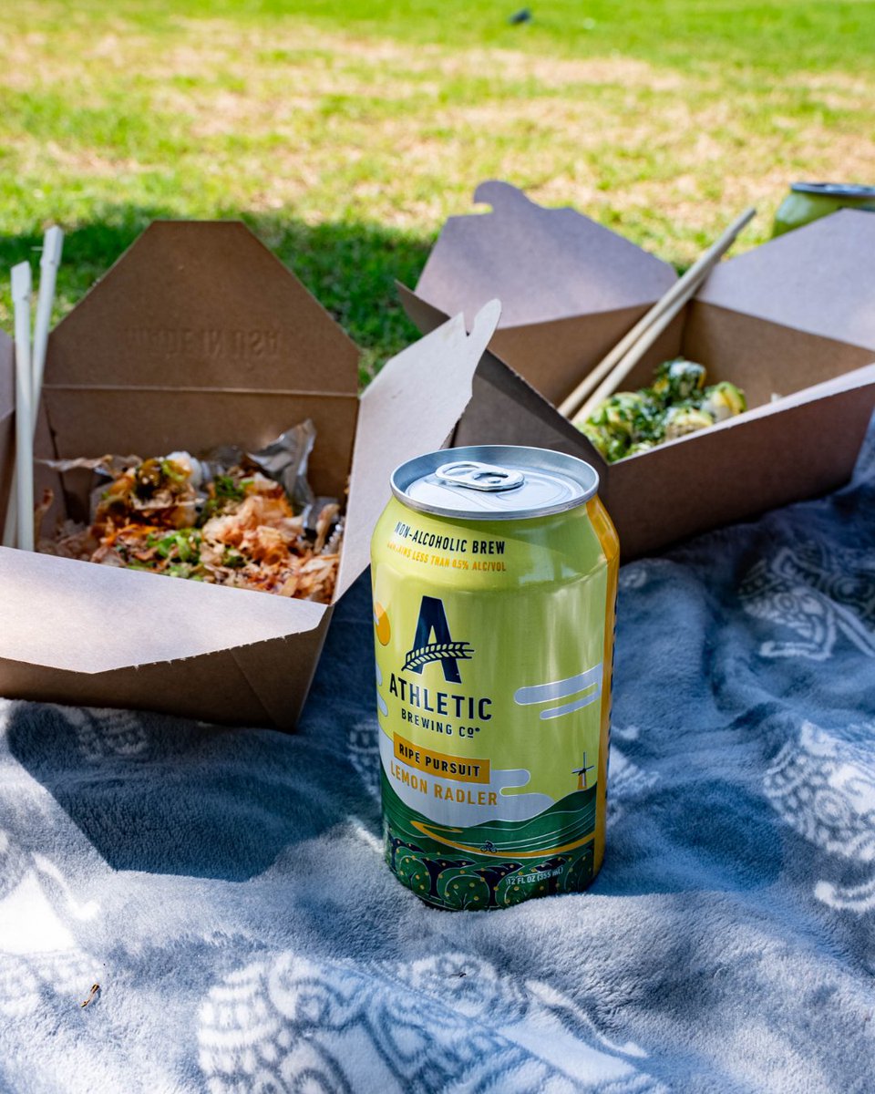 Takeout, a blanket, and an <a href="/AthleticBrewing/">Athletic Brewing</a> Ripe Pursuit. That’s the kind of afternoon we like. 🤩 #nonalcoholic #picnic #lemonradler