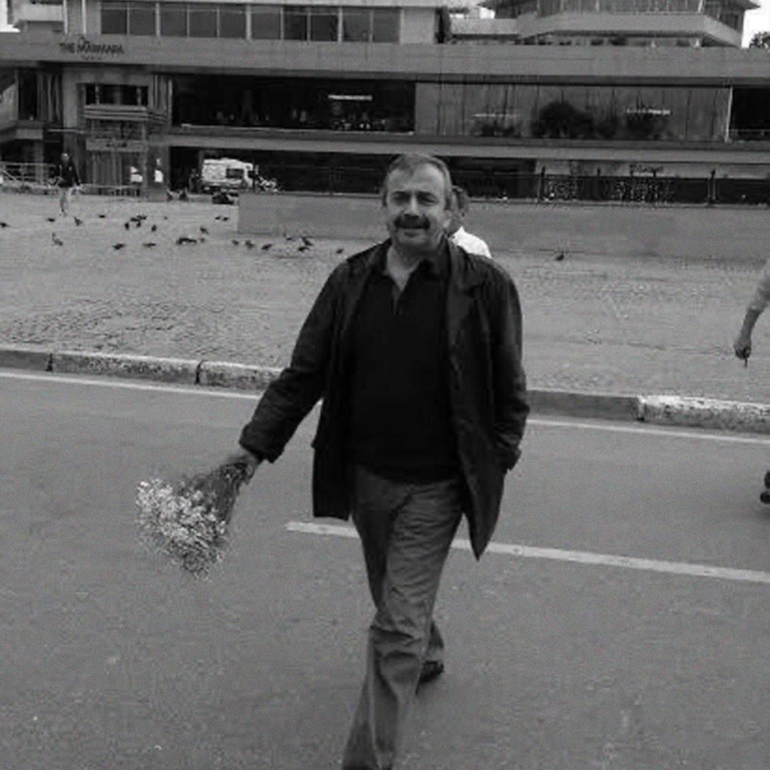 TBMM Başkanvekili ve DEM Parti İstanbul Milletvekili Sayın Sırrı Süreyya Önder’in vefat haberini üzüntüyle öğrendim.

Barış ve kardeşlik mücadelesinde cesareti, samimiyeti ve vicdanıyla iz bırakmış bir isimdi. 

Başta ailesi olmak üzere tüm sevenlerine başsağlığı diliyorum.