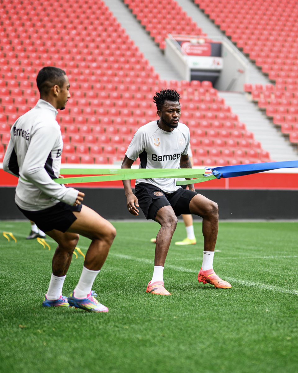 12Tapsoba's tweet image. At work! 👊🏿 @bayer04fussball