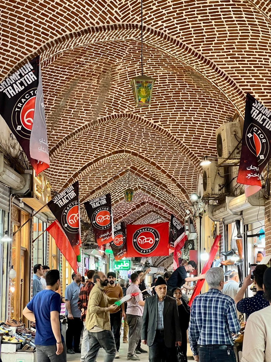 TractorOfficial's tweet photo. 📍Tarixi Tabriz Bazarı
Bu tavanlar illərlə Türk ruhunu daşıyıb... İndi isə “CHAMPION TRACTOR” bayraqları ilə daha da gözəlləşib!
Tractor təkcə bir futbol takımı deyil – bir millətin varlığı, birliyin səsidir!

نه گؤزل منظره‌دیر! تبریز بازارینین او تاریخی گؤزللیگی و اوستونده دالغالانان «شامپیون تیراختور» بایراقلاری... 🚩🚜♥️
