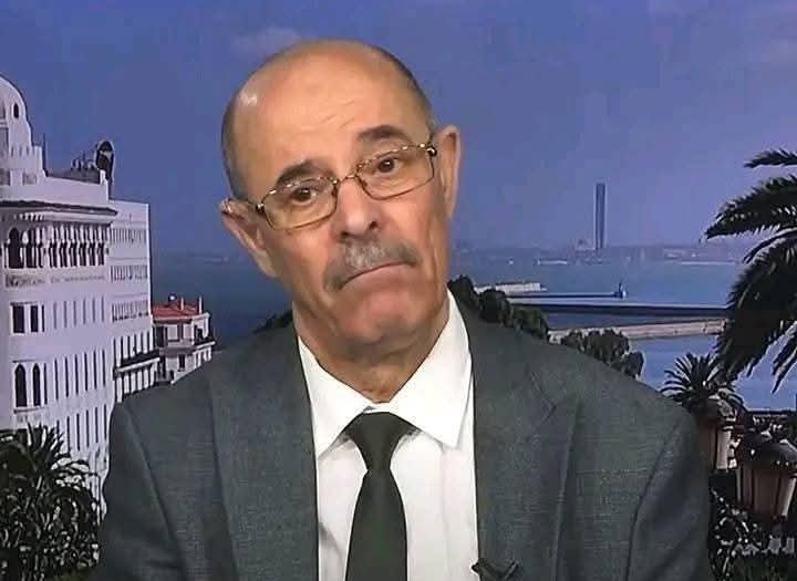 السلطات الجزائرية تعتقل الكاتب محمد الأمين بلغيث  و توجه له تهم "الظهور على قناة سكاي نيوز عربية و القيام والاعتداء على رموز الأمة و الجمهورية و المس بسلامة الوطن و نشر خطاب الكراهية و التمييز عن طريق تكنولوجيا الإعلام و الاتصال"
دابا بالله عليكم واش هذي 🇩🇿 دولة.