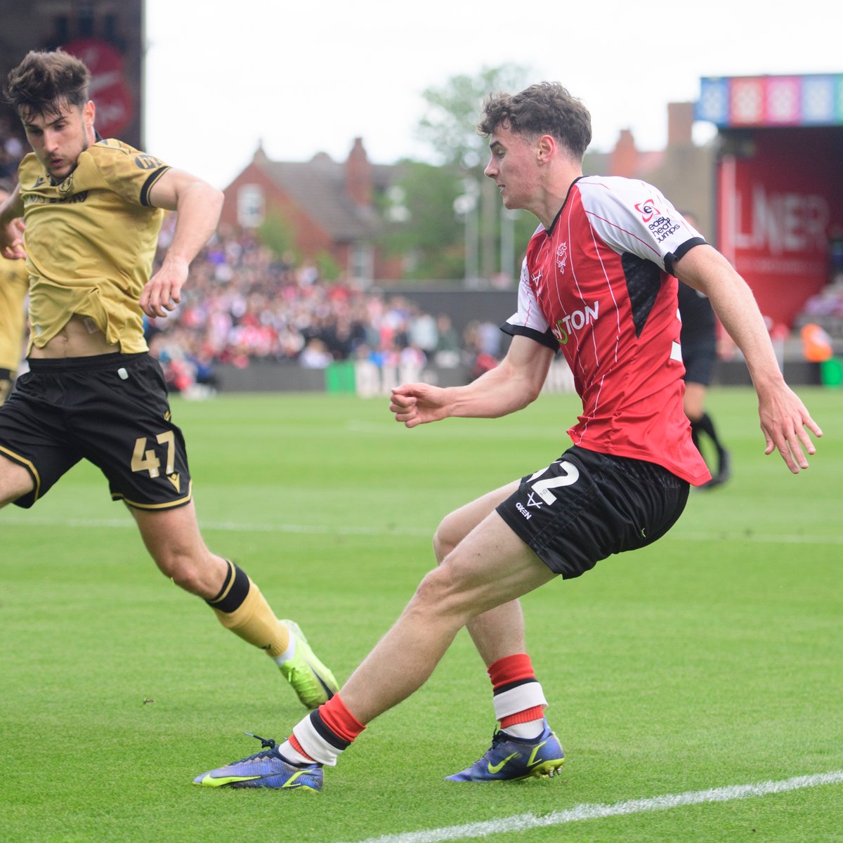 LincolnCity_FC's tweet photo. Sean Roughan delivers a teasing ball into the box but it's just ahead of Reeco Hackett.
Joe Gardner then has an effort blocked.
βοΈ 49β | π΄ 0-0 π | #LINWRE https://t.co/fQ3dgWLqED