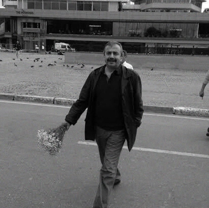 Sırrı Süreyya Önder’e Allah’tan rahmet, eşitlik, özgürlük ve kardeşiliğe inanan tüm insanlara başsağlığı diliyorum. MEKANIN CENNET OLSUN BARIŞIN ELÇİSİ 🥀

#SırrıSüreyyaÖnder