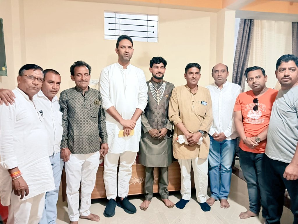 आज शनिवार को छोटी कसरावद में श्री विरेंद्र सिंह राठौड़ जी के सुपुत्र के विवाह समारोह में शामिल होकर परिवारजनों को शुभकामनाएं प्रेषित की । 
#कसरावद_मेरा_परिवार