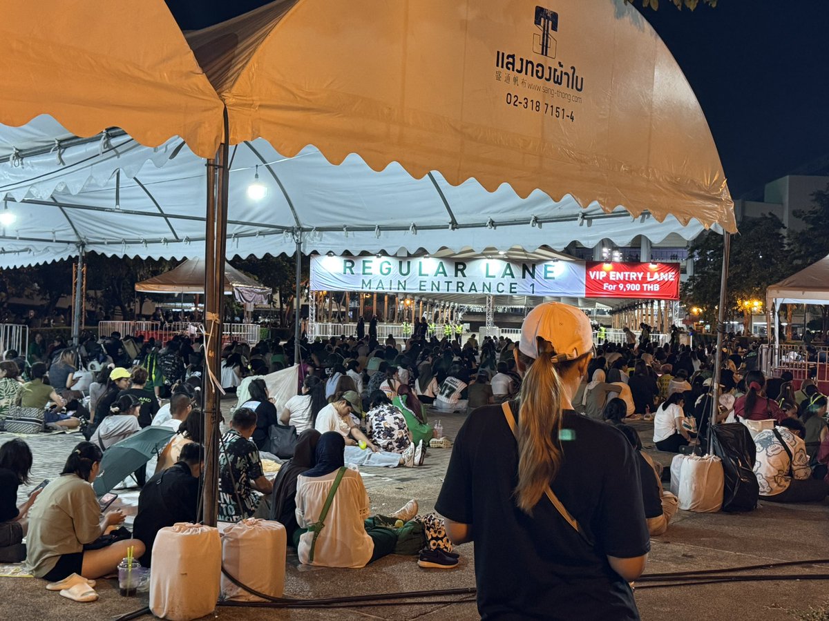 🤔ไม่ใช่เรื่องปกติ ที่มีศิลปินมาเล่นที่ราชมังฯ แล้วมีแฟนๆมานั่งฟังเพลงอยู่ข้างนอกเต็มถนนเต็มทางเดินขนาดนี้ ฝนพึ่งหยุดตก พื้นก็เปียกๆ (ปกติเต็มที่ก็ตามซอกมุมที่มองเห็นจอ ได้ยินเสียงทะลุผ่านจากด้านในสนาม)

เป็นอีกมุมหนึ่งที่ยืนยันว่า GOT7 เป็นวงที่ได้รับความรักจากแฟนไทยอย่างล้นหลาม