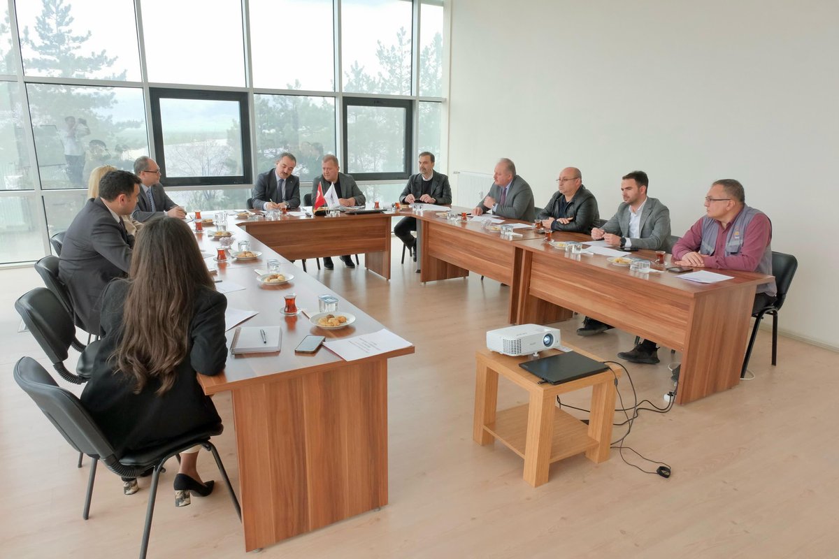 Teknokent Yönetim Kurulu Toplantımızı gerçekleştirdik. Hedeflediğimiz yeni çalışmalara ve stratejilerimize yönelik belirlediğimiz yol haritalarını görüştüğümüz toplantıda Dr. Öğr. Üyesi Mustafa Reşit Haboğlu’nun Teknokent Genel Müdürü olarak görev almasını kararlaştırdık.