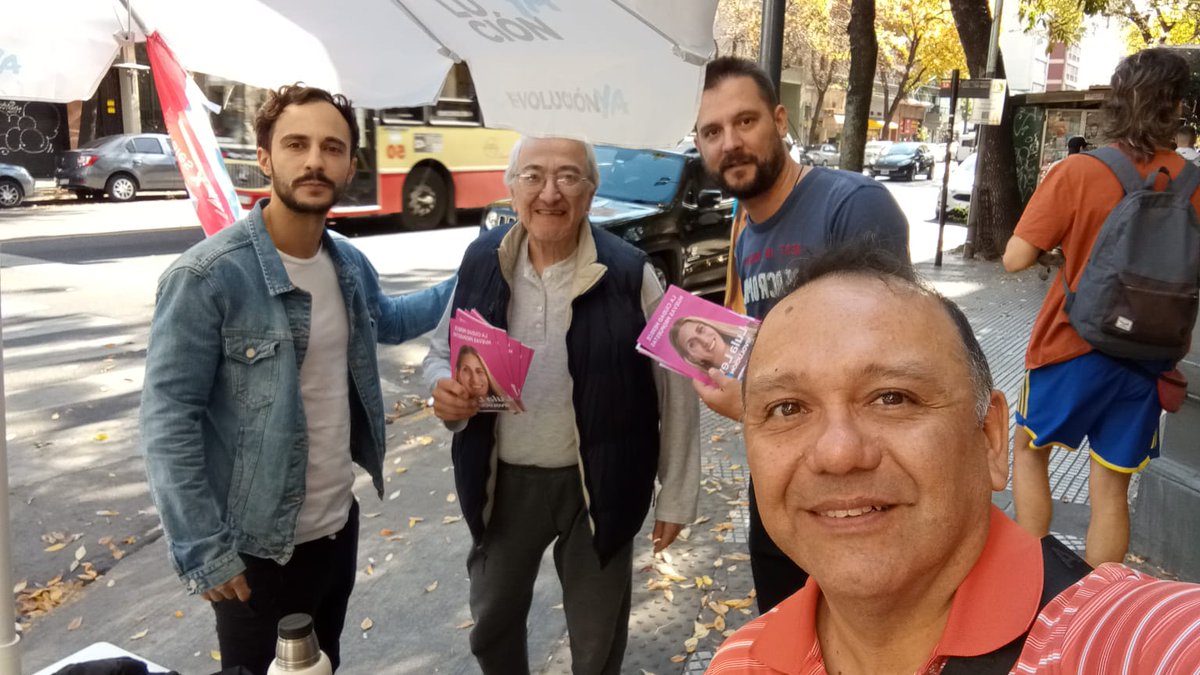 ComiteMosconi's tweet photo. ¡Comprometidos con la evolución de nuestra comuna y ciudad!   
🤝 Seguimos caminando junto a los vecinos, escuchando y llevando las ideas para una ciudad mejor. Con una nueva generación para evolucionar la ciudad. https://t.co/PeAng8ikyn