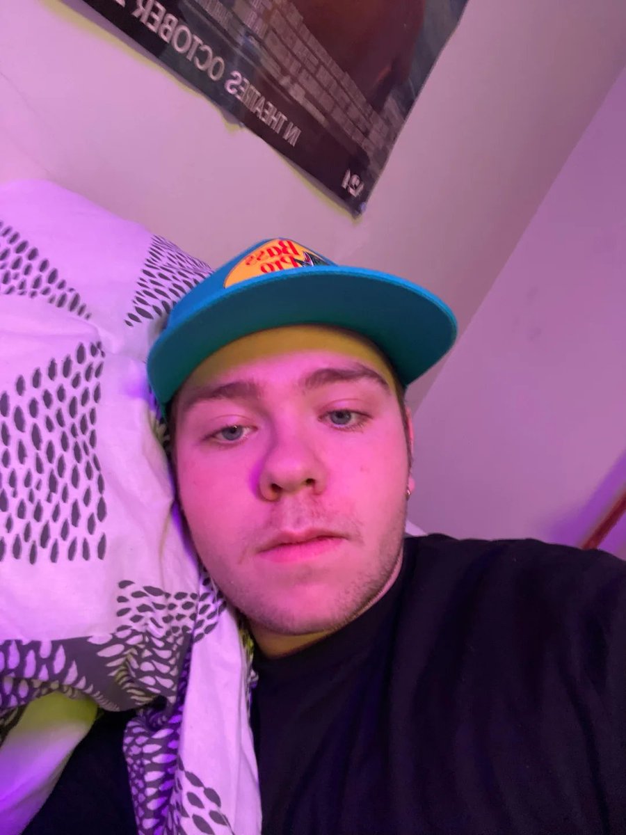 UpdatesAverage's tweet image. 🚨 Sources say it is VERY likely that AverageHarry will be named the new Pope due to not having anything on at the moment.