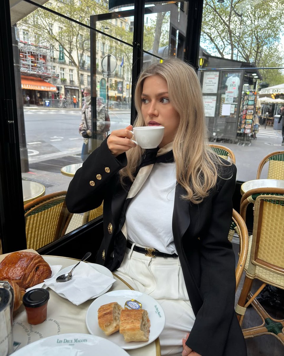 AaaMignon's tweet photo. "A cup of calm in a busy day. ☕🌸" https://t.co/1VwXU5zymQ