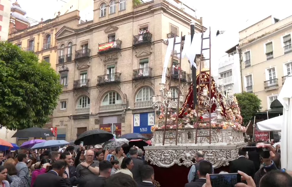 โข ๐๐๐๐ร๐ ๐๐ ๐๐๐๐๐๐๐ โข๐ฏ๏ธ (@pasiondsevilla) on Twitter photo En estos momentos, llueve en Sevilla a la Virgen de los Desamparados. <a href="/HDesamparados/">Hermandad de los Desamparados</a>
#GloriaSevilla25 En estos momentos, llueve en Sevilla a la Virgen de los Desamparados. <a href="/HDesamparados/">Hermandad de los Desamparados</a>
#GloriaSevilla25