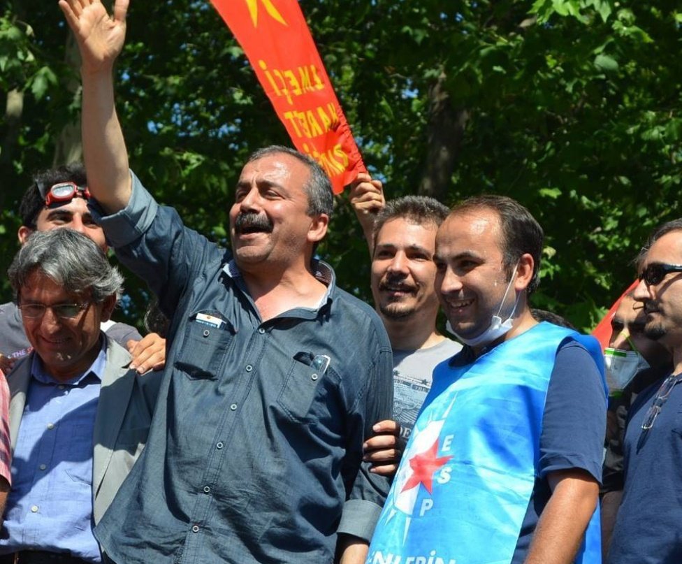 Başkalarının acısına bakan bir aydını, hemen her kutbu "benzer şeyleri söylüyor olabilir miyiz" diye düşündüren bir kelam erbabını yitirmedik yalnızca. Barışı bir ihtimal olarak konuşabildik ise, harçta çok büyük payı, emeği, ömrü var Sırrı Süreyya Önder'in.
Çok üzgünüz; çok.