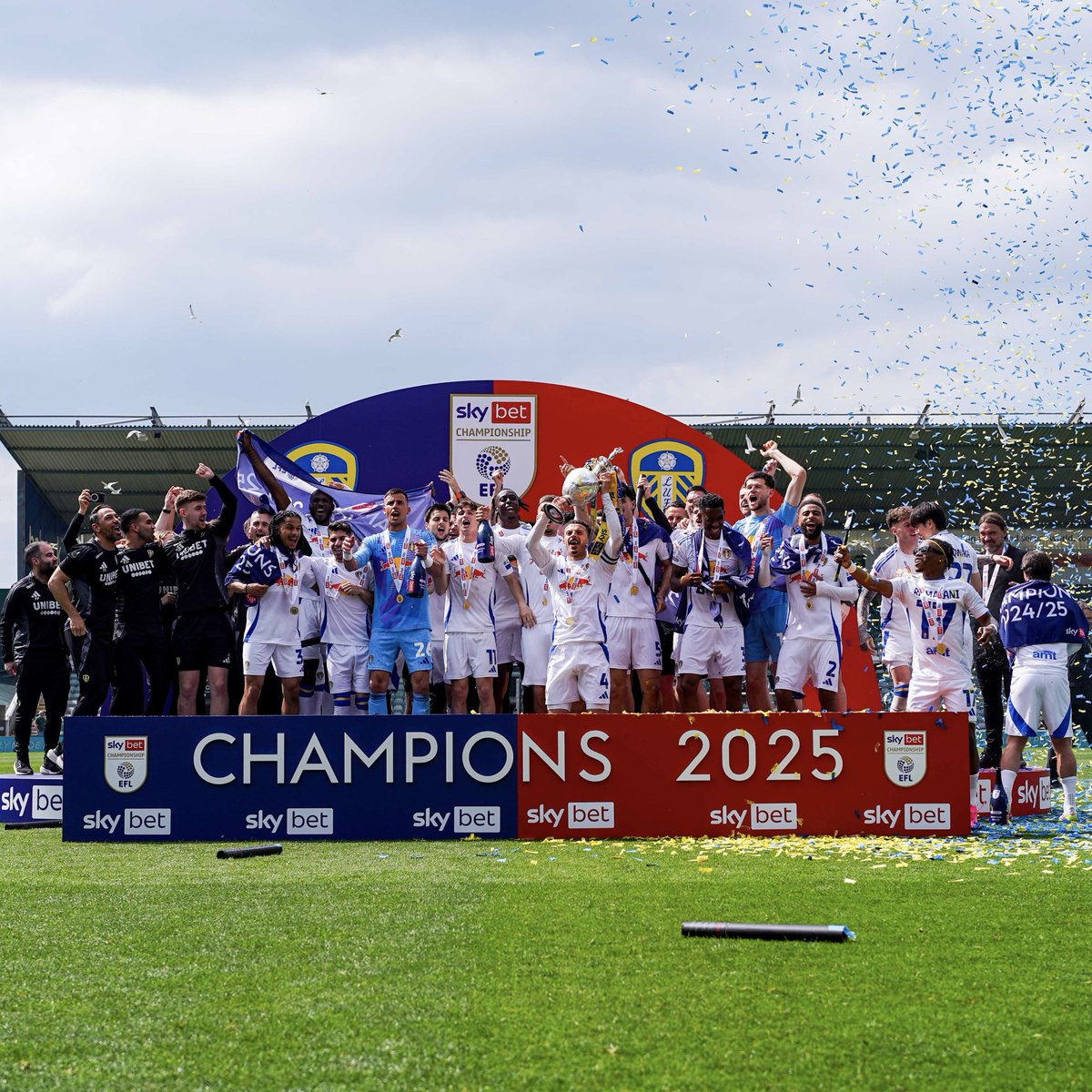 😍 Our Championship winning team!
