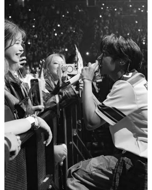 My favorite Equal Sign moments. 
Let's bring these back 🙏
Respect hobi and his choices 🙏