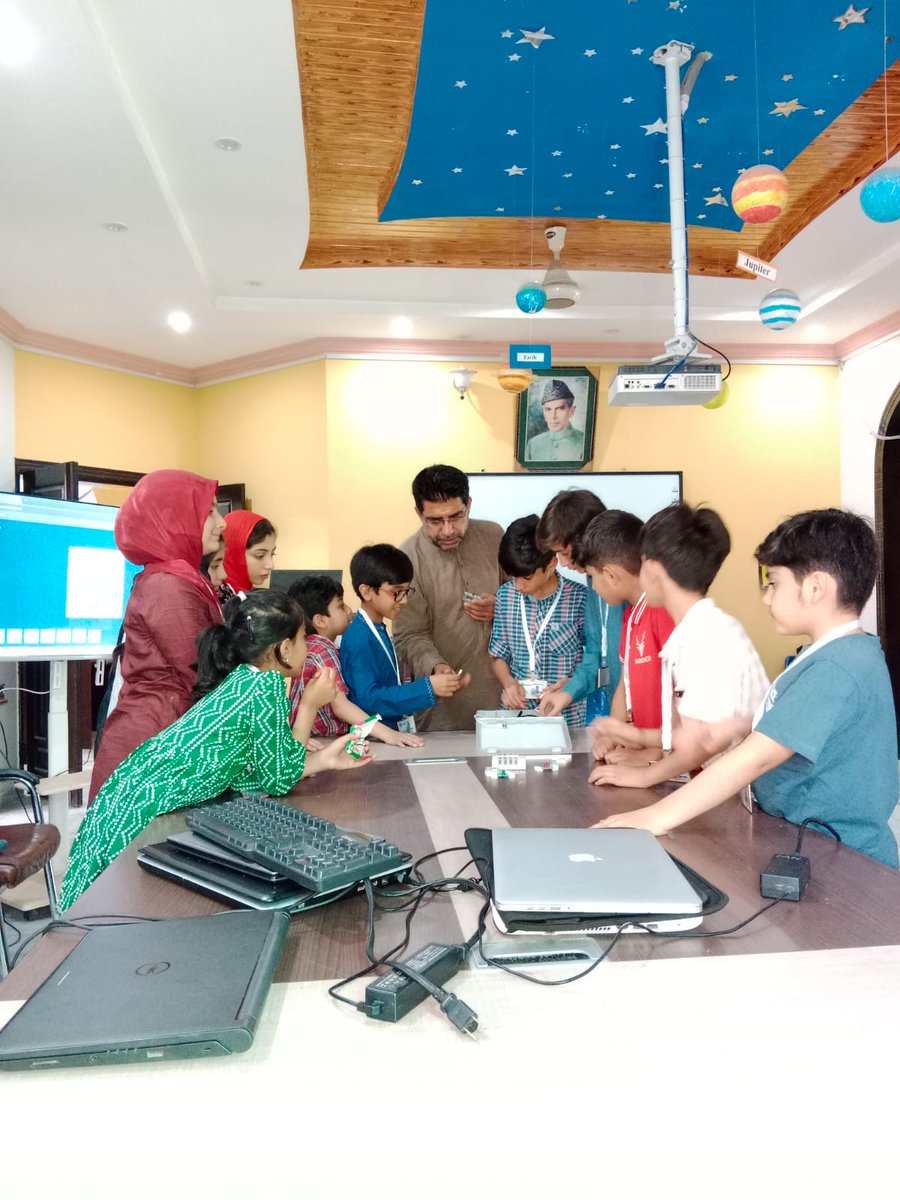 Coding4KidsPK's tweet image. Traffic Light Project، using #NezhaKit & #BBCmicrobit۔
Great Fun & learning activity!!
#Coding4KidsPK