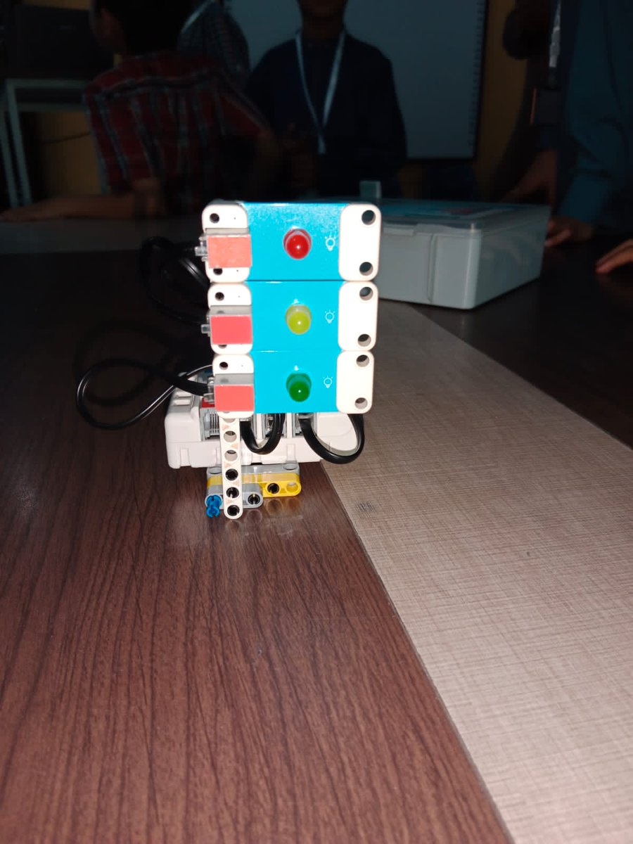 Coding4KidsPK's tweet image. Traffic Light Project، using #NezhaKit & #BBCmicrobit۔
Great Fun & learning activity!!
#Coding4KidsPK