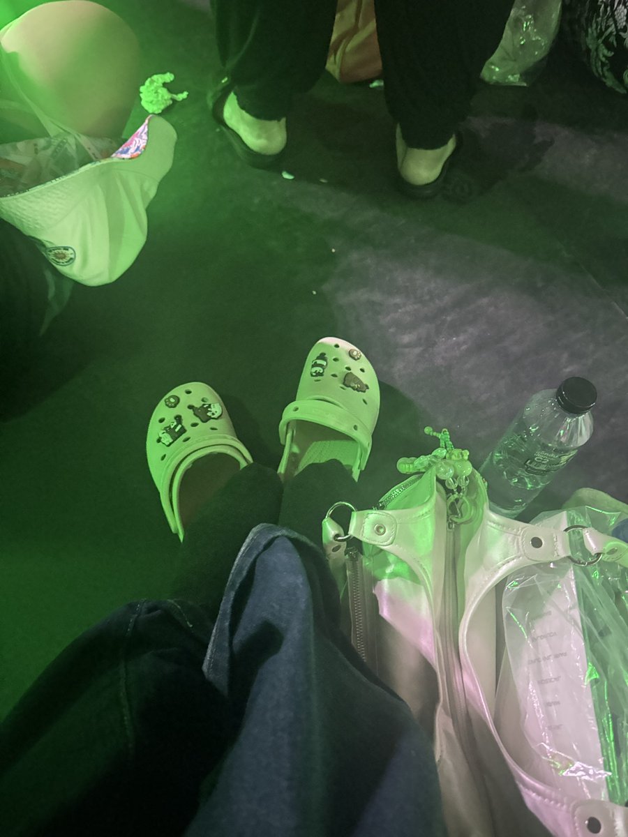 nutty_nutvadee's tweet photo. เท้าใหม่ใกล้ฉัน #GOT7_NESTFESTinBKK_Day2 https://t.co/nfD9FB57te