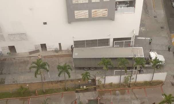 Hoy 03/05/25 10 am ingreso de gandola en el CC Traki, El Cigarral, este tipo de vehículos no está permitido para esta zona, continúan los abusos y falta de consideración hacia los vecinos, quienes viven una pesadilla desde  antes de la inauguración de este comercio. <a href="/eliasayegh/">Elías Sayegh</a>