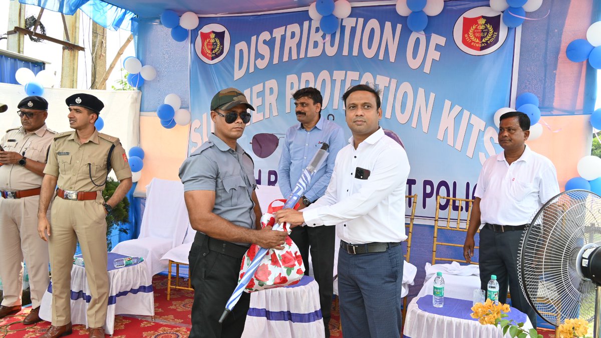 RuralHowrah's tweet image. এই উদ্যোগ কর্মরত ট্রাফিক পুলিশ কর্মীদের মনোবল বাড়াতে ও গরমে স্বাস্থ্যের সুরক্ষায় বিশেষ সহায়ক হবে।

#HowrahRuralPolice #TrafficPolice #SummerSupport #BeatTheHeat #ICICIBank #CommunitySupport #HRDcares (4/4) @WBPolice  @ICICIBank