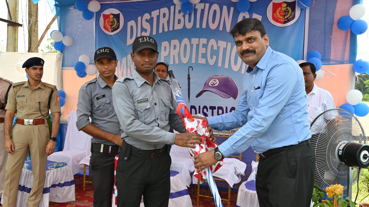 RuralHowrah's tweet image. এই উদ্যোগ কর্মরত ট্রাফিক পুলিশ কর্মীদের মনোবল বাড়াতে ও গরমে স্বাস্থ্যের সুরক্ষায় বিশেষ সহায়ক হবে।

#HowrahRuralPolice #TrafficPolice #SummerSupport #BeatTheHeat #ICICIBank #CommunitySupport #HRDcares (4/4) @WBPolice  @ICICIBank