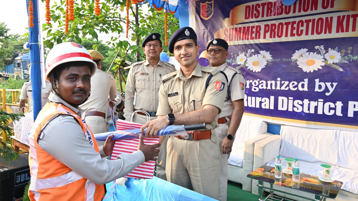 RuralHowrah's tweet image. এই উদ্যোগ কর্মরত ট্রাফিক পুলিশ কর্মীদের মনোবল বাড়াতে ও গরমে স্বাস্থ্যের সুরক্ষায় বিশেষ সহায়ক হবে।

#HowrahRuralPolice #TrafficPolice #SummerSupport #BeatTheHeat #ICICIBank #CommunitySupport #HRDcares (4/4) @WBPolice  @ICICIBank