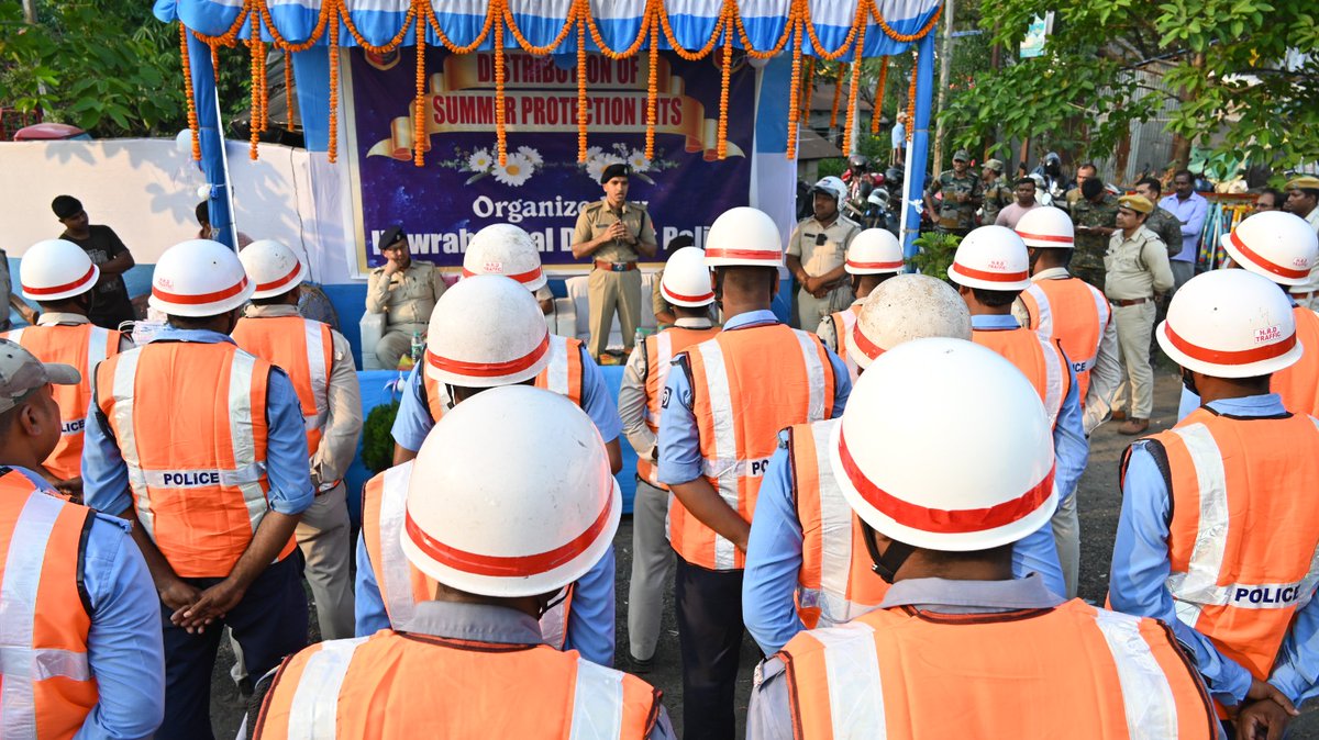 RuralHowrah's tweet image. এই উদ্যোগ কর্মরত ট্রাফিক পুলিশ কর্মীদের মনোবল বাড়াতে ও গরমে স্বাস্থ্যের সুরক্ষায় বিশেষ সহায়ক হবে।

#HowrahRuralPolice #TrafficPolice #SummerSupport #BeatTheHeat #ICICIBank #CommunitySupport #HRDcares (4/4) @WBPolice  @ICICIBank