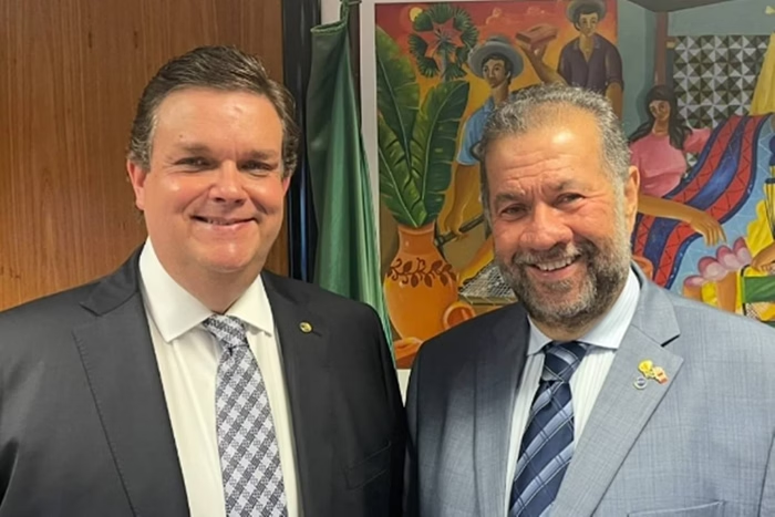 Metrópoles (@metropoles) on Twitter photo ➡️ Com patrimônio milionário, substituto de Lupi deve R$ 18,5 mil a PE
Wolney Queiroz assumirá o Ministério da Previdência Social no lugar de Carlos Lupi, que deixou o posto nesta sexta-feira (2/5)
Leia na coluna de <a href="/taciolorran/">Tácio Lorran 🔎</a>: curt.link/CcaXP ➡️ Com patrimônio milionário, substituto de Lupi deve R$ 18,5 mil a PE
Wolney Queiroz assumirá o Ministério da Previdência Social no lugar de Carlos Lupi, que deixou o posto nesta sexta-feira (2/5)
Leia na coluna de <a href="/taciolorran/">Tácio Lorran 🔎</a>: curt.link/CcaXP