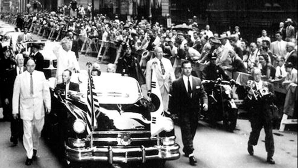 [펌글] 세계에서 가장 미스테리한 인물로 나온 한국인

1880년대에 가난한 조선에서 태어난 가난한 왕족출신 이승만

영어사전도 없을 당시, 뛰어난 천재성으로 하버드대와 프린스턴대를 졸업

한국전쟁이 터지자,

그의 뛰어난 언변력으로 미국을 참전하게 함.

미국이 변방에 이름도 모를 한국을