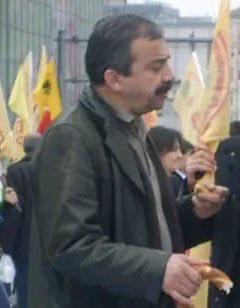 Yoklukta toklukta insani değerleri 
Ön planda tutan saygı değer barış 
İnsani Sırrı söreya Önderi malesev 
Kaybettik sevenlerinin başı sağ olsun