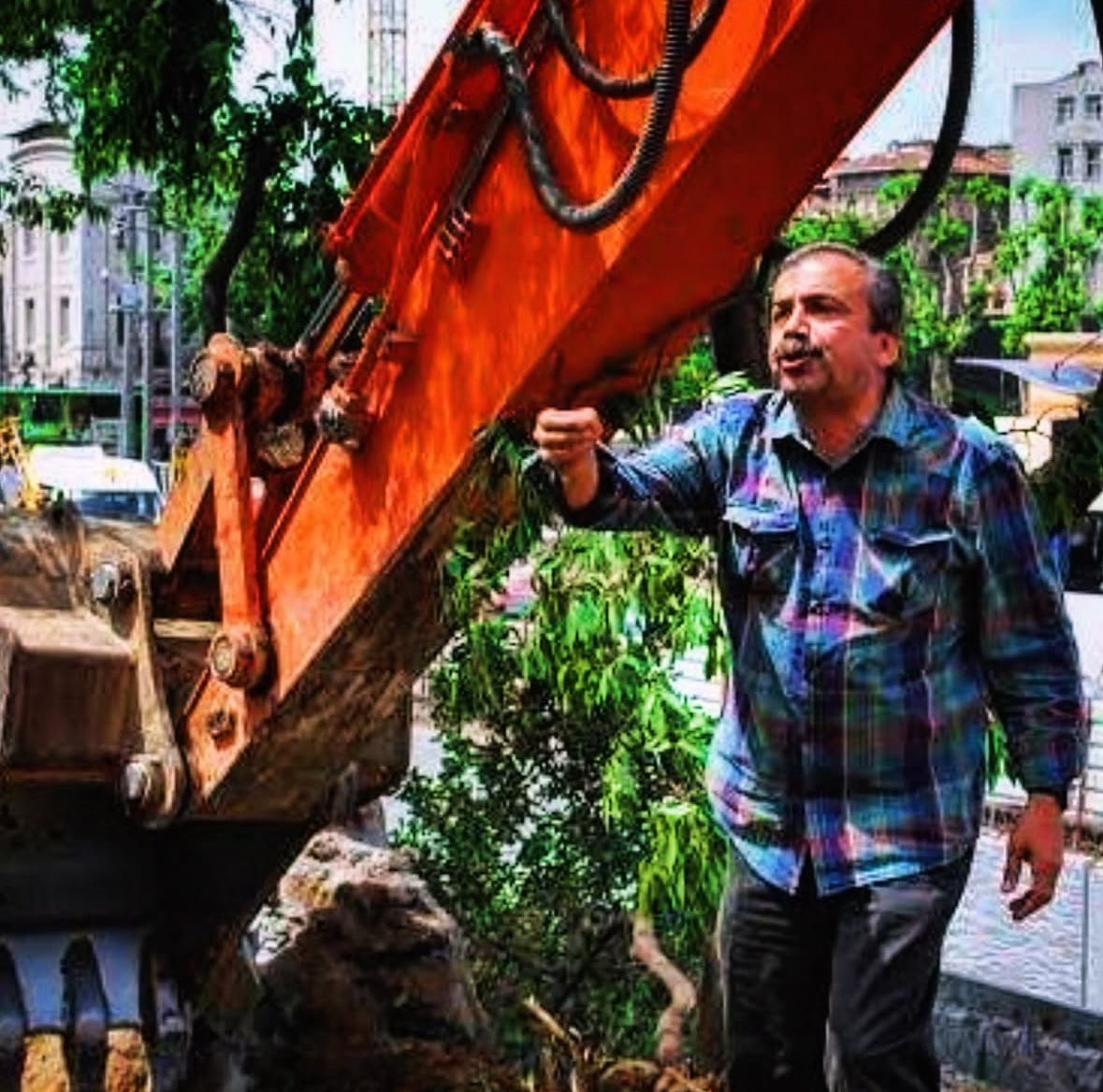 Mücadele arkadaşımız Sırrı Süreyya Önder’i kaybettik.
Hayatını eşitlik, özgürlük ve adalet mücadelesine adamış,bu uğurda bedel ödemekten geri durmamış bir insandı. Sözüyle, duruşuyla, mücadelesiyle iz bıraktı. Ailesine, sevenlerine ve halkımıza başsağlığı diliyoruz.