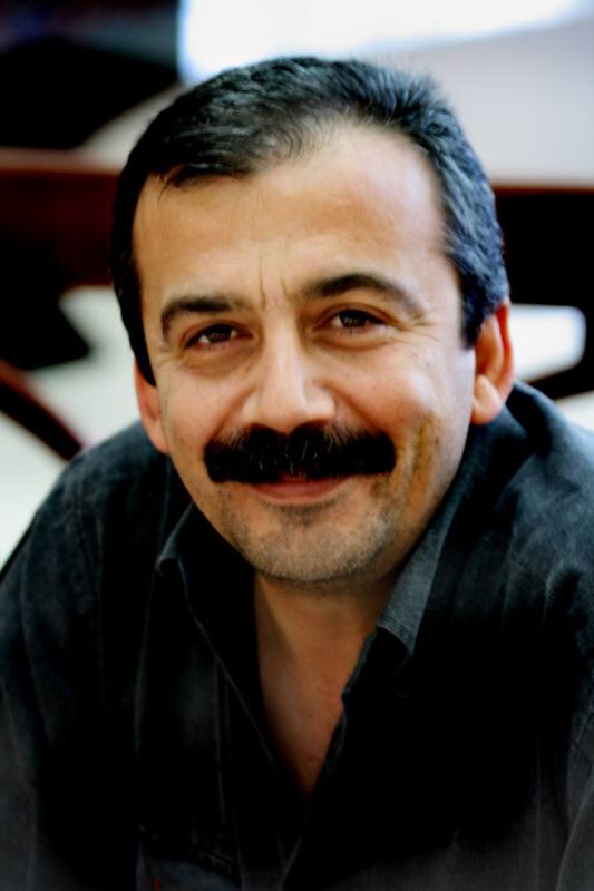 Niye sen gittinki 
hem ağaçlarında vekiliydin 
bak şimdi vekilsiz kaldı ağaçlar 😔
O gideydi O
O gideydi iyiydiy iyi
#SırrıSureyyaÖnder