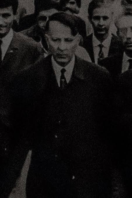 Bu dünyadan hiç kimseye biat etmemiş, dimdik yaşamış ve ölmüş bi Atsız geçti.

Bundan ötürüdür ki Türklerin bu topraklardaki varlık mücadelesinin adı olan Türkçülük,

böylesine bi ruh olduğu için onun çevresindeki gençler ile kitleselleştirilen bi hareket haline geldi. Var olsun.