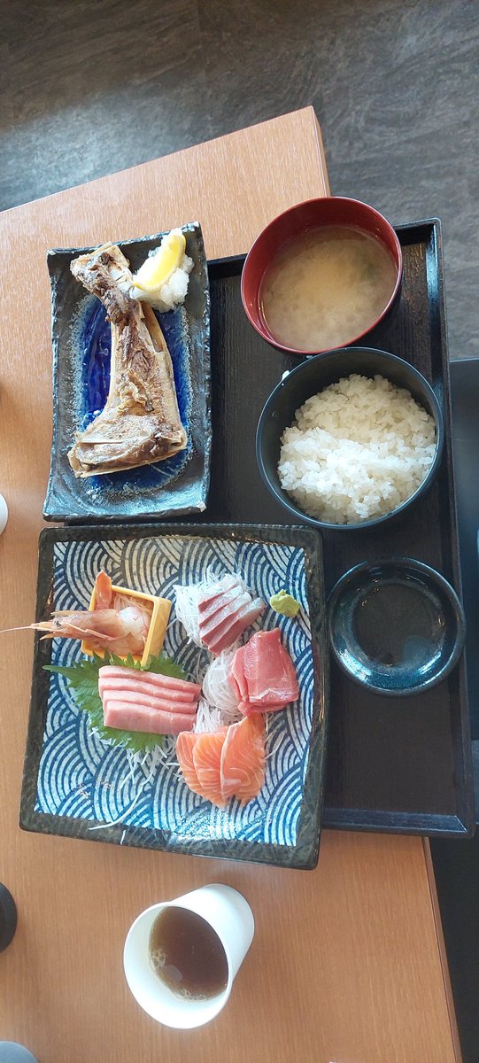 TD06072's tweet photo. 久しぶりに投稿します。
GW恒例と言っても、まだ３回目の友人達とのロングライドに行ってきました。
三浦一周してきました。
今回も朝からハプニングがあり、帰りにもハプニングがありとメンタル的にも疲れましたが、友人達と走るのはやっぱり楽しかったからやめられませんね。
#みういち https://t.co/qhhH6dTqDx