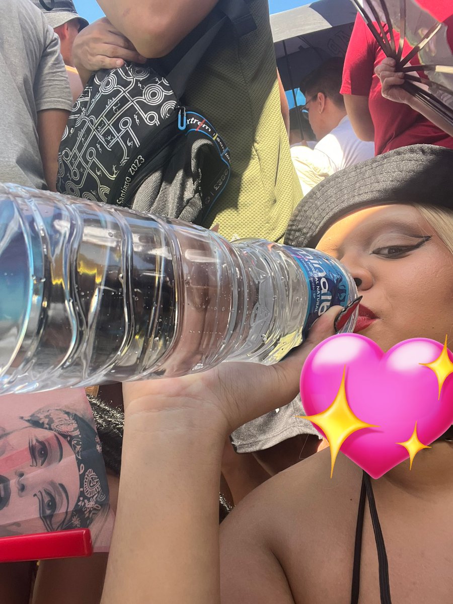 twiltyun's tweet image. Humilde garrafinha, se hidratem