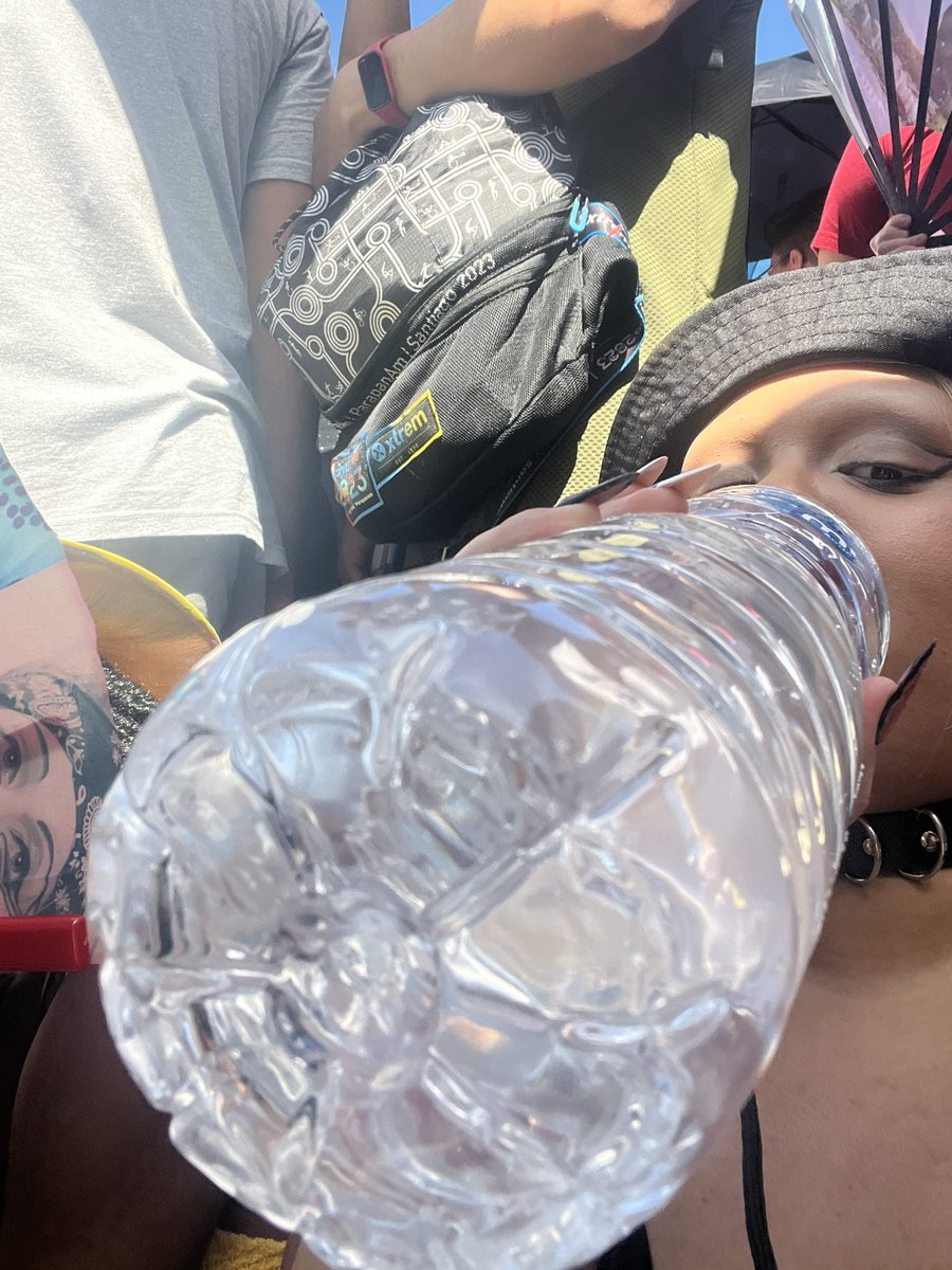 twiltyun's tweet image. Humilde garrafinha, se hidratem