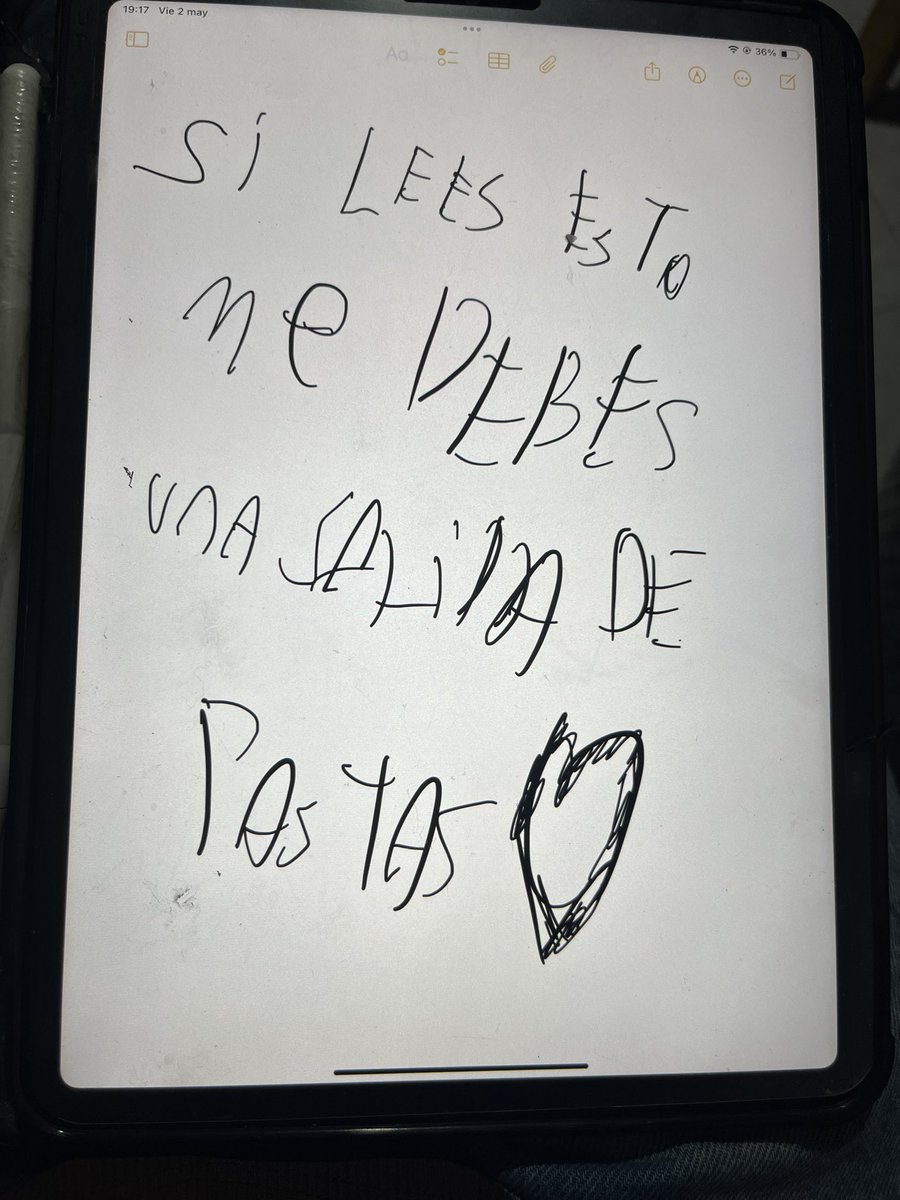 Romy_A_T's tweet photo. Ok. Tengo que enseñarle al susodicho que puede apoyar la mano en el iPad jaja
Peor bueno voy a comer pastas https://t.co/whTDReg14B