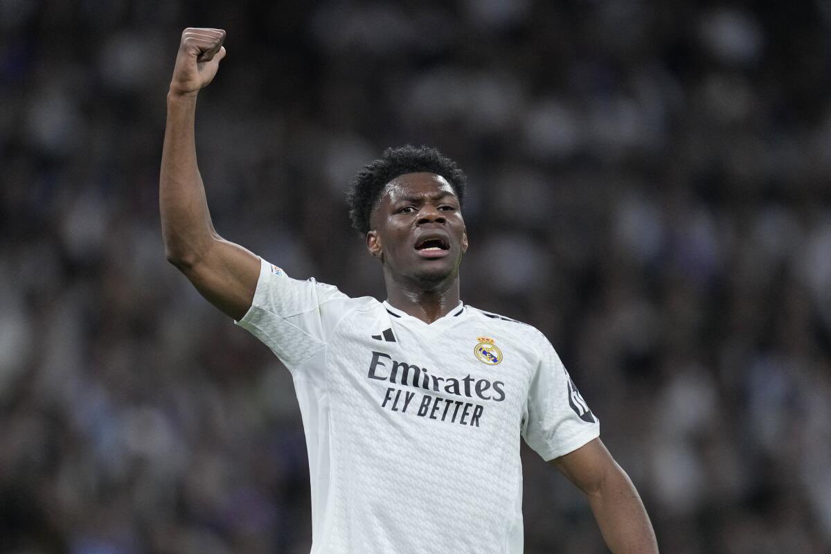 Mario___RM's tweet photo. Uno aceptó las críticas y los pitos del Bernabéu y trabajó para mejorar hasta revertir la situación.

El otro se ha borrado de un partido de Liga en el Bernabéu en cuanto ha visto que le iban a pitar y va a negociar para irse.

Más Tchouamenis y menos cometas. https://t.co/5XbvQ9iT5K