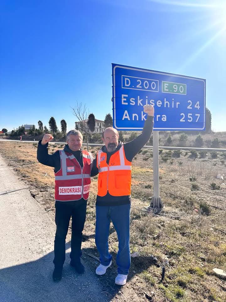 Bugün bir doğa dostunu, bir yurtseveri, bir devrimciyi sonsuzluğa uğurladık... Dostluğun için, yoldaşlığın için, koca yüreğini yüreğimizin yanına koyduğun için binlerce kez teşekkür...
Huzur içinde uyu...
#BülentÖzüren