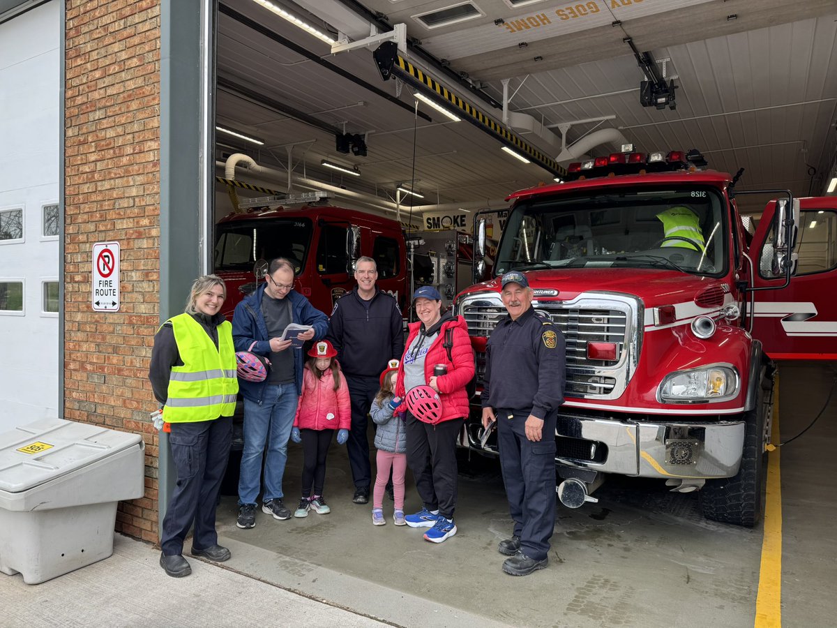 CaledonFireES's tweet photo. We are enjoying the #FireSmart conversations with our residents at our open houses today.  

Station 301 is all smiles sharing tips on how to prevent grassfires and protect your property! https://t.co/5OuezOKz7r