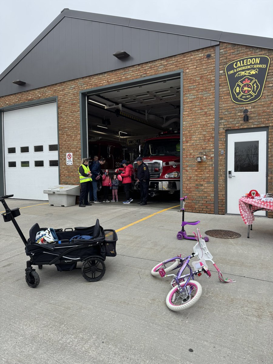 We are enjoying the #FireSmart conversations with our residents at our open houses today.  

Station 301 is all smiles sharing tips on how to prevent grassfires and protect your property!