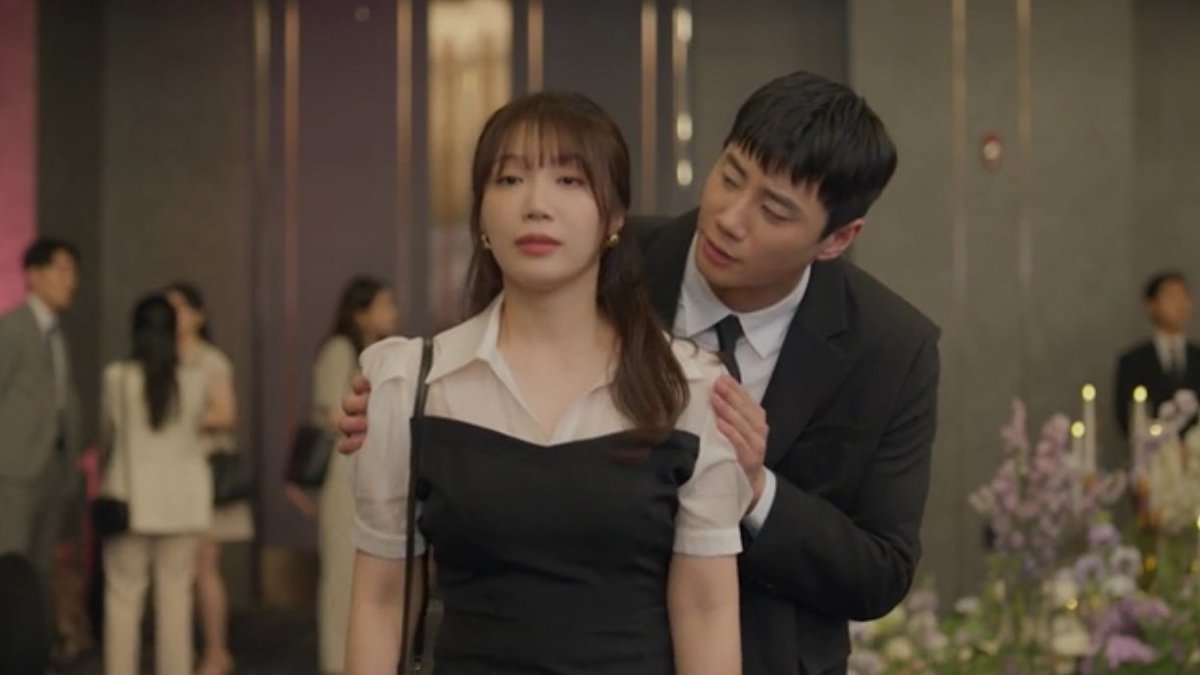 jozkajose's tweet photo. #PumpUpTheHealthyLove menginspirasi bngt. Pas Miran mau ubah gaya hidup biar mantan nyesel, HyunJung blg "kamu ga akan peduli lg dia nyesel atau ga". Gaya hidup sehat itu bukan balas dendam tp justru demi kebaikan diri sendiri 💪

#PumpUpTheHealthyLoveEp2 #LeeJunYoung #JungEunji https://t.co/dllfu1WJMa