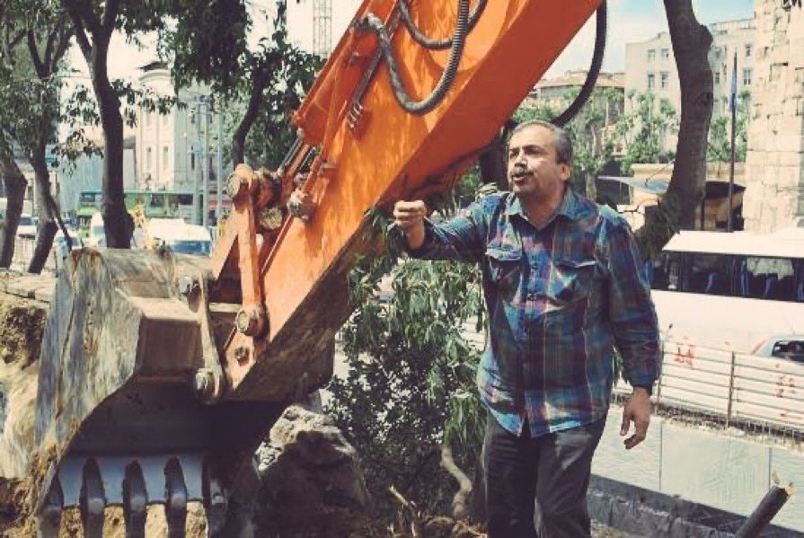 “BEN AĞAÇLARIN DA VEKİLİYİM”
Hepimizin üstünde hakkın var abi,
Tüm Türkiye Halklarının başı sağ olsun…
#SırrıSüreyyaÖnder