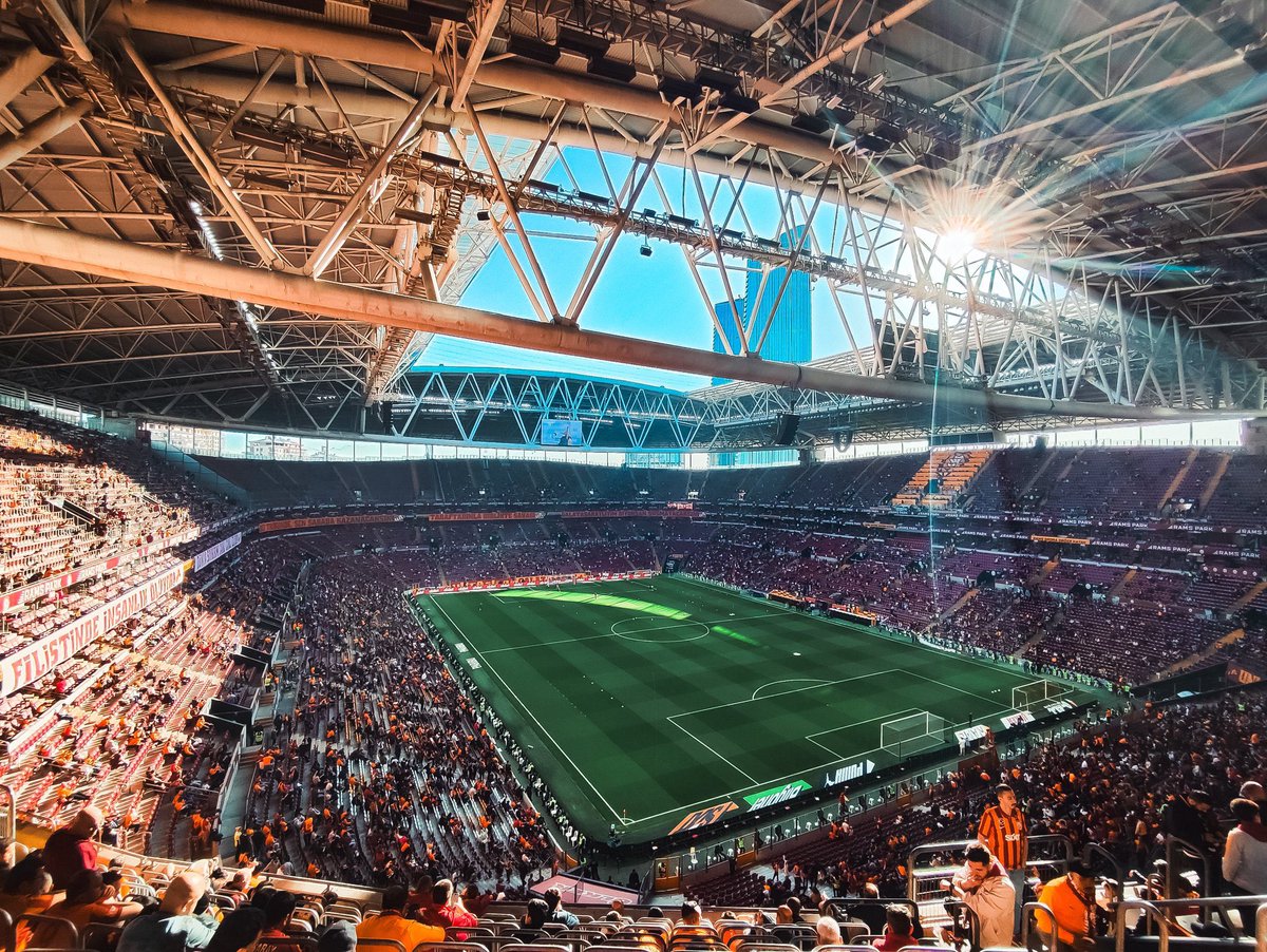 Aylardan Mayıs, hava sıcak, tribünlere güneş vurmuş. İşte bu tam şampiyonluk havası. Haydi GALATASARAY !