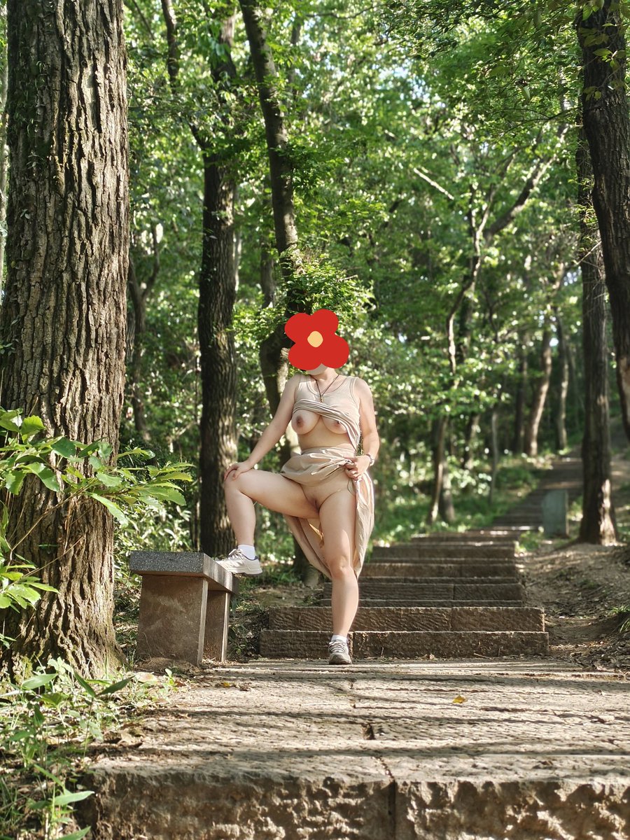 我一直认为，露出就是一种艺术
一种放荡不羁的艺术
此时我可以真实地做我自己
#母狗 #露出 #小狗日常 #爬山 #野战 #山林