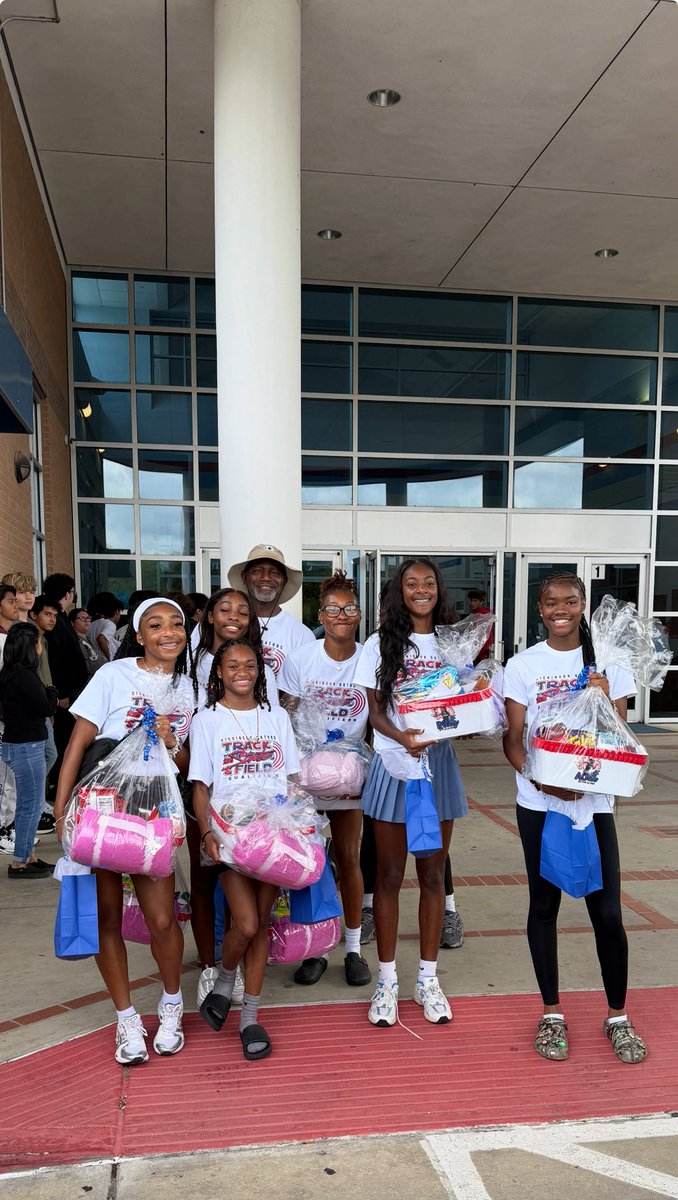 Rise n Shine Gator Nation and head to Austin to see these ladies compete at the State Track Meet tonight at 5!!! Go Gators🐊🐊🐊🏃🏾‍♀️🏃🏾‍♀️🏃🏾‍♀️. My ex track coach advice that I always told my athletes: RUN FAST AND TURN LEFT!!!