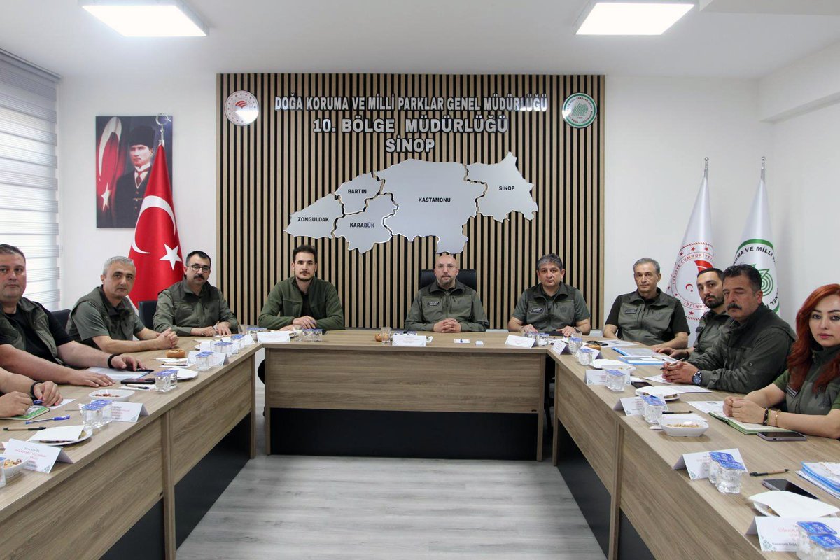 kadircokcetin06's tweet photo. 📍 Sinop Ziyareti - 10. Bölge Müdürlüğü ve Hamsilos Tabiat Parkı

Sinop ilimizde gerçekleştirdiğimiz program kapsamında 10. Bölge Müdürlüğümüzü ziyaret ederek yeni hizmet binasında görev yapan personelimizle bir araya geldik.

Ziyaret kapsamında, Bölge Müdürlüğümüzce yürütülen koruma, planlama ve yatırım çalışmaları hakkında bilgi aldık.

Ardından Hamsilos Tabiat Parkı’nda incelemelerde bulunarak, 2025 yılı içerisinde alanda planlanan yatırımları ve yapılacak düzenlemeleri yerinde değerlendirdik.

📌 Doğal güzellikleriyle öne çıkan ve yılda 200 bine yakın ziyaretçi ağırlayan Hamsilos Tabiat Parkı, ziyaretçilerine doğa ile iç içe keyifli vakit geçirme imkânı sunuyor.

Korunan alanlarımızı sürdürülebilir bir anlayışla gelecek nesillere aktarmak için çalışmalarımıza kararlılıkla devam ediyoruz.
🌿🌍