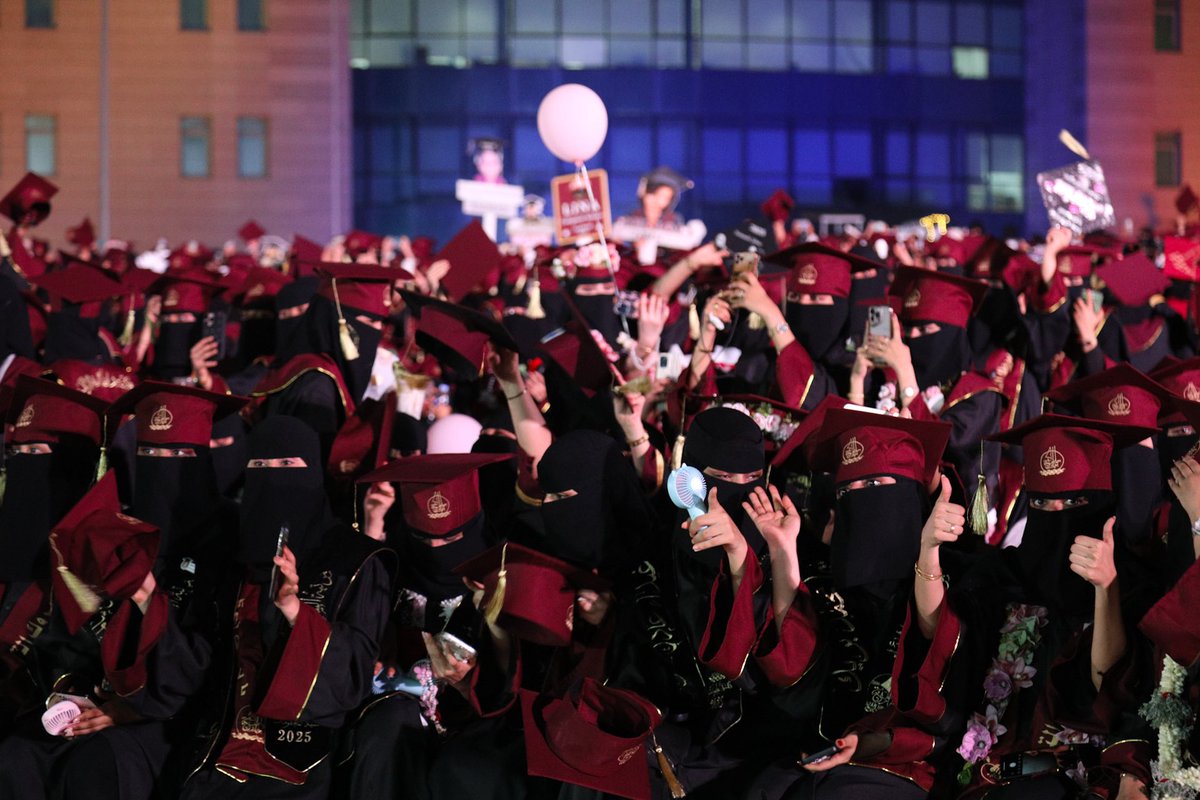 5iliqq's tweet photo. مقتطفات حفل #تخرج_جامعة_جازان #جامعة_جازان https://t.co/E2yhOdWEGc