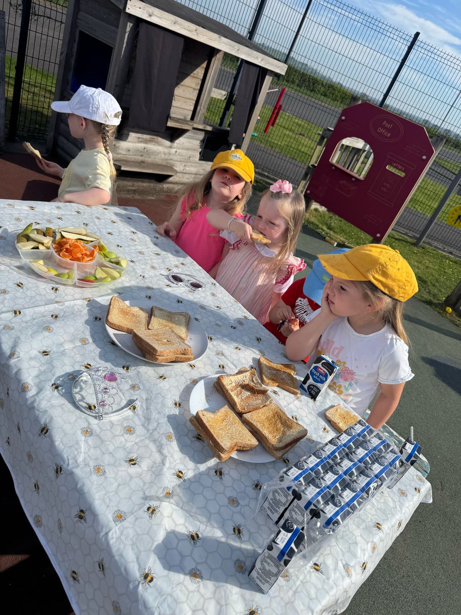 NetherburnPs's tweet image. Lots of fun outdoors learning. We made the most of the sunshine to paint, snack, create, be active and happy.#outdoors #fun #sunshine @earlyyearsscot @SLC_RAiSE @SLCNumeracy @SLCEarlyLearn @SLCAttachment