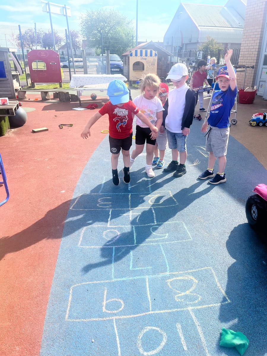 NetherburnPs's tweet image. Lots of fun outdoors learning. We made the most of the sunshine to paint, snack, create, be active and happy.#outdoors #fun #sunshine @earlyyearsscot @SLC_RAiSE @SLCNumeracy @SLCEarlyLearn @SLCAttachment